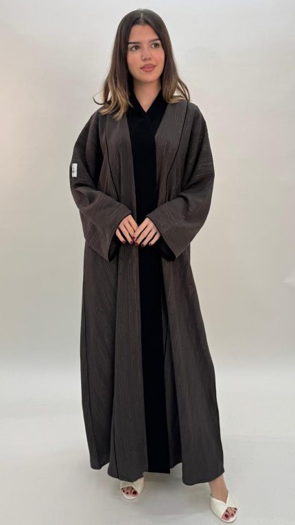 عباية ملونة بخطوط سوداء